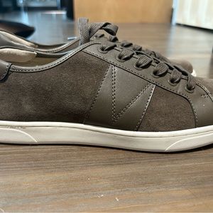 Vionic sneakers never worn